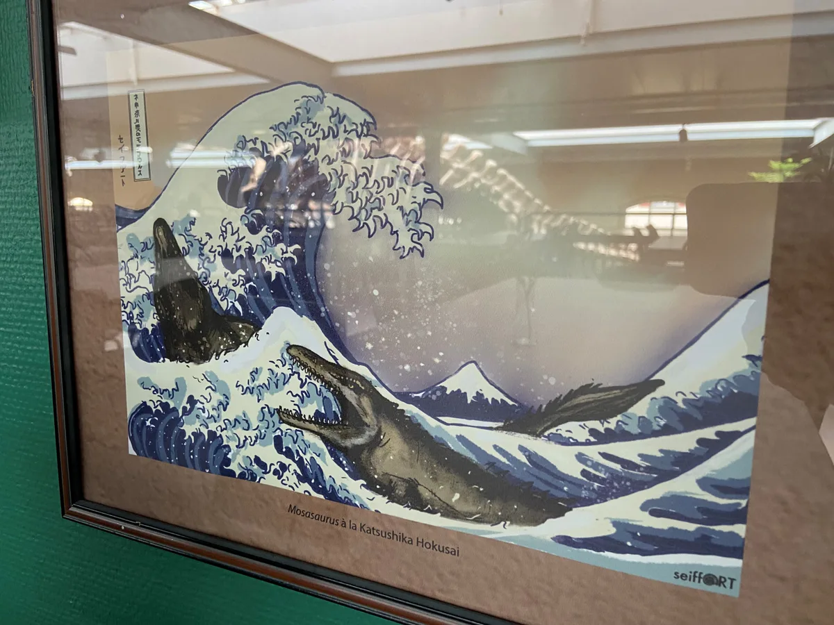Bild von Hokusai mit schwimmenden Dinosauriern darin.